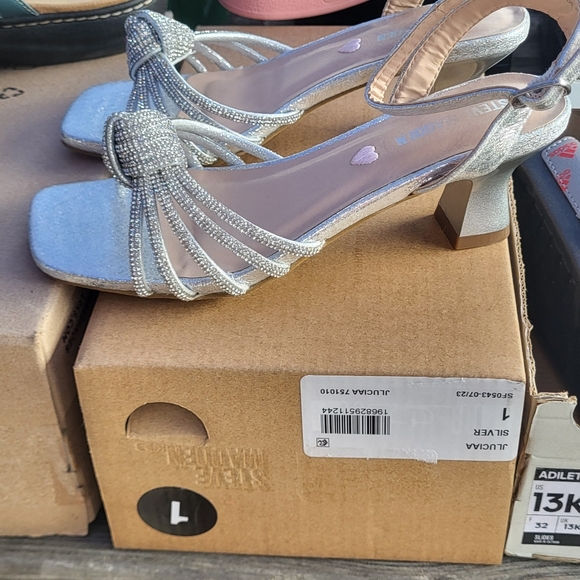 Madden girl silver low heel size 1Y - Picture 2 of 4